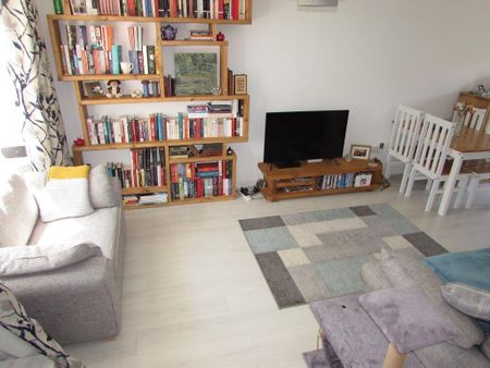 2 bedroom mews to rent - Photo 5