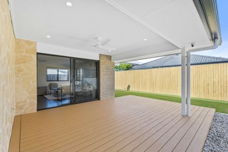 IMMACULATE FAMILY HOME - Photo 3