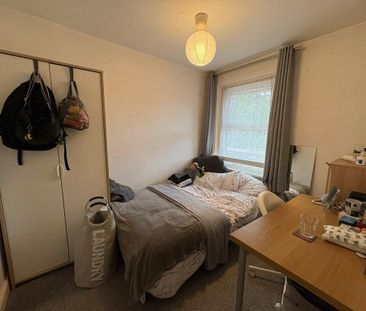 4 bedroom end of terrace house to rent - Photo 4