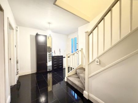 3 Bedroom House - Mid Terrace To Let - Photo 4