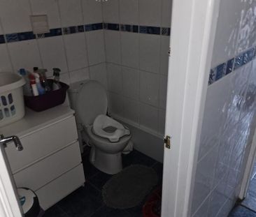 1 bedroom in a flat share to rent - Photo 5