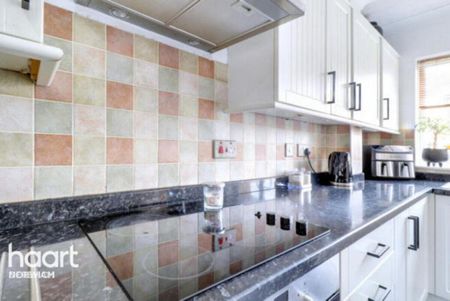 4 bedroom semi-detached house to rent - Photo 2