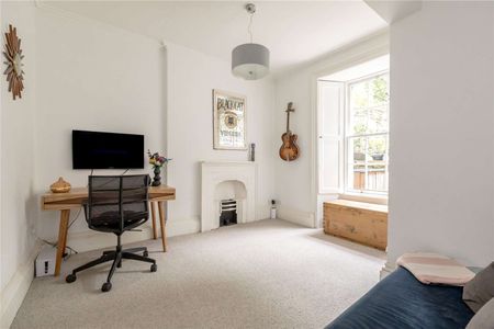 A delightful main door three bedroom garden flat, available on a furnished basis and located in a popular New Town location. - Photo 2