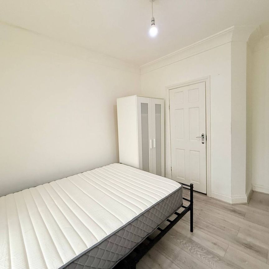Ensuite room to let close to ilford station-£900 pcm - Photo 1