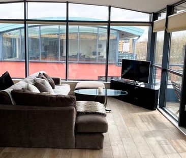 2 Bed Penthouse, Reservoir Studios, E1W - Photo 2