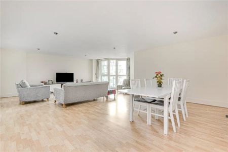 2 bedroom flat in 14 St Georges Wharf - Photo 4