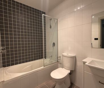 Spacious Three Bedroom Modern Townhouse - Photo 4