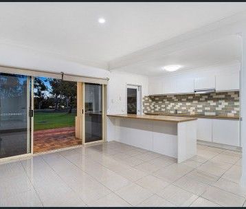 $900 p/w Townhouse in Gated Complex - Photo 6