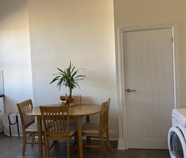 3 bedroom flat to rent - Photo 5