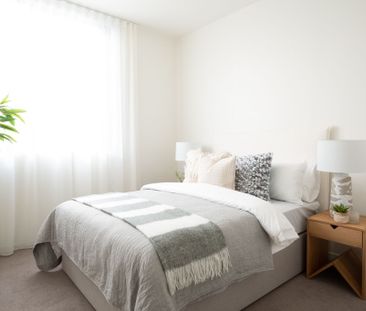 Light-Filled Living in a Convenient Punchbowl Location - Photo 6