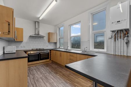 1 bedroom in a house share to rent - Photo 2
