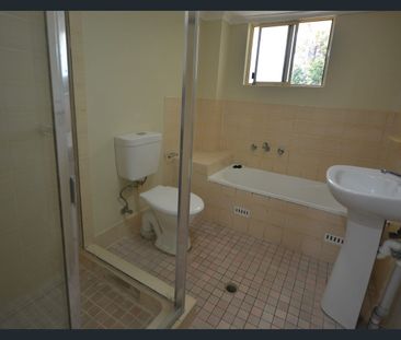 WALK TO STATION, STOCKLAND SHOPPING CENTRE, SCHOOLS AND PARKS!!! - Photo 1