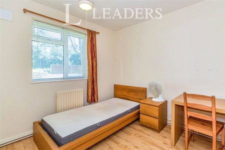 3 bedroom apartment to rent Kingsnympton Park, Kingston upon Thames, KT2 - Photo 5