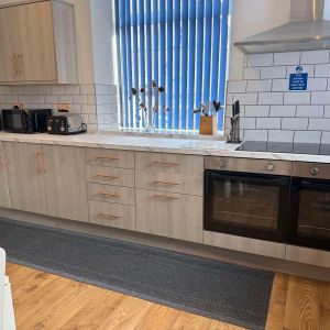 Beautiful Modern Spacious Home close to Train Station - Photo 2