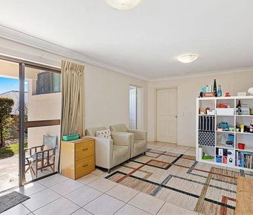 Spacious 4-Bedroom Family Home with a Separate Living Area - Photo 6