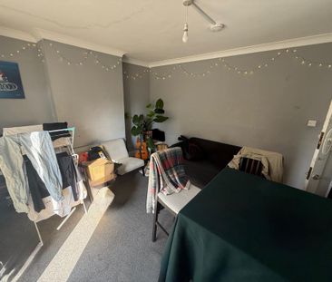 4 bedroom semi-detached house to rent - Photo 2