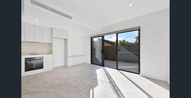 Stylish and newly built one-bedroom garden apartment - Photo 1