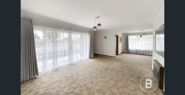 IMMACULATE FAMILY HOME WITH WORKSHOP IN A PRIME LOCATION - Photo 1