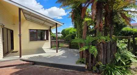 Stunning Four Bedroom In Sought After Chartwell - Photo 5