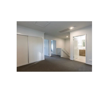 Spacious 3 bedroom Townhouse - Photo 5