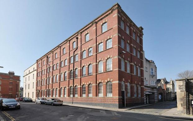 Fantastic loft-style studio apartment within minutes walking distance to Cabot Circus with allocated parking and lovely high ceilings. - Photo 1