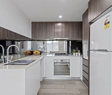 Two bed apartment with stunning city skyline views! - Photo 6