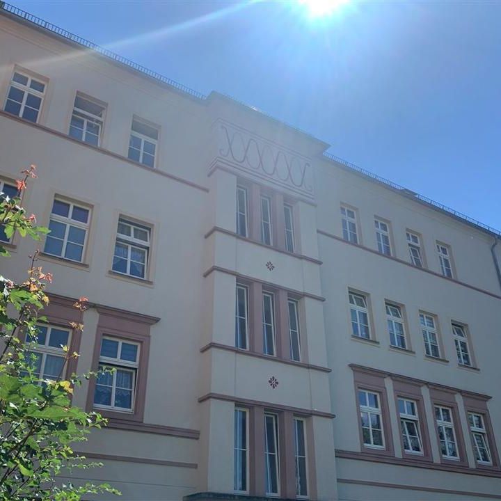 zentrumsnahe Wohnung mit EBK & Balkon :) - Photo 1