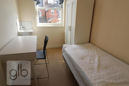 6 bedroom terraced house to rent - Photo 4