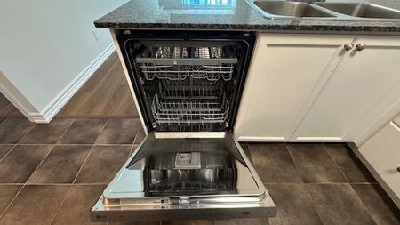 For Lease - 185 Oneida Crescent Unit# LPH10, Richmond Hill, Ontario - Photo 2