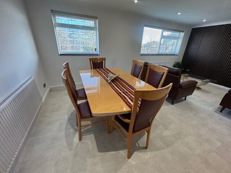 TouchwoodHallClose, SOLIHULL - Photo 2