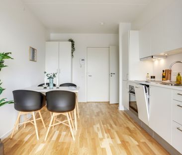 Lys bolig med to værelser, egen altan og indbyggede skabe. Perfekt ... - Photo 4