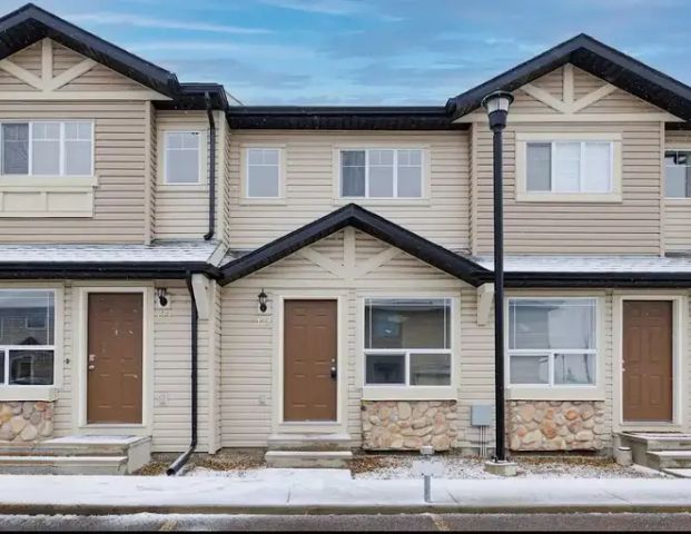 Available 1st December a beautiful 2 bedroom 1 bathroom and 1 parking | 173 Saddlebrook Point Northeast, Calgary - Photo 1