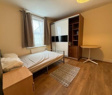Studio Flat, High Road, IG1 - Photo 1