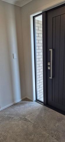 Stylish 4BR Home in One Tree Point - Photo 3