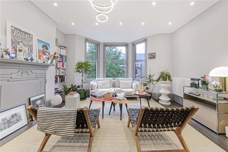 A modern first floor two bedroom apartment with access to communal gardens. - Photo 3