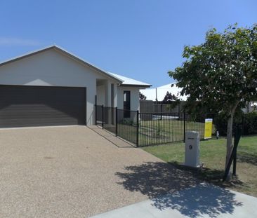 Spacious 4-Bedroom Family Home Near the Beach with a Pool! - Photo 5