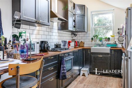 2 bedroom house to rent Albert Road, Addlestone, KT15 - Photo 4