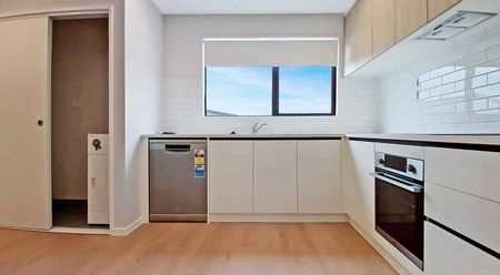 Unbelievable Bargain - 4 bdrms/2 bthrms/3 toilets - Photo 2