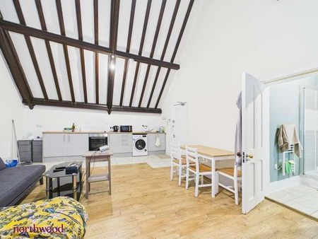 Horse Fair, Banbury, OX16 - Photo 3