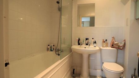 3 bedroom flat to rent - Photo 5