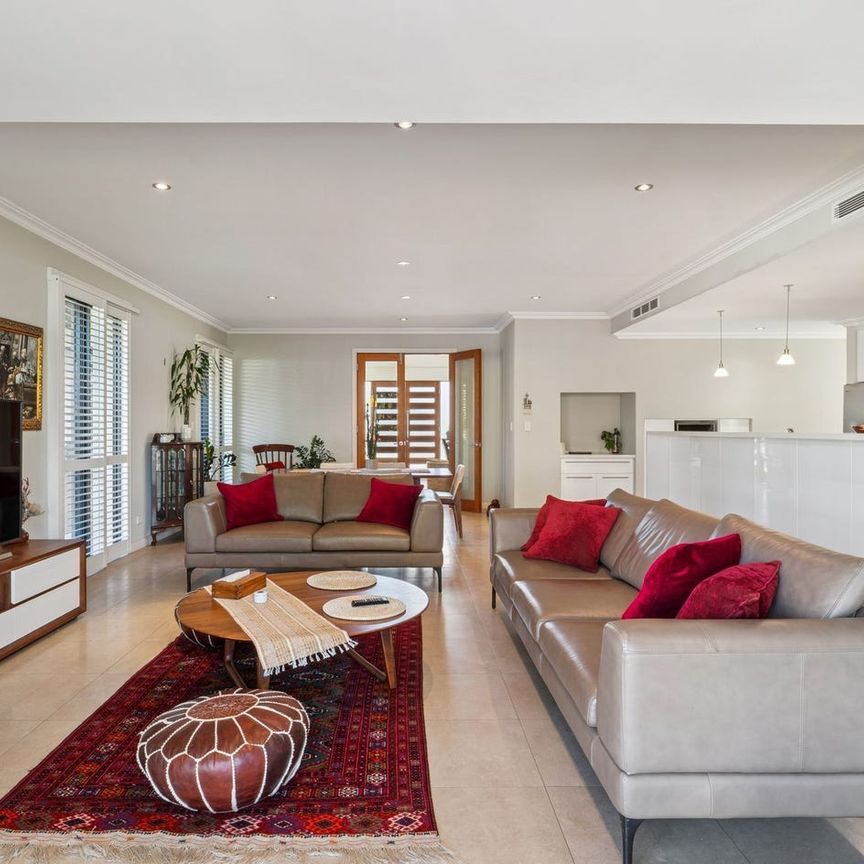 Spacious Coastal Luxury with Space for the Whole Family! - Photo 1