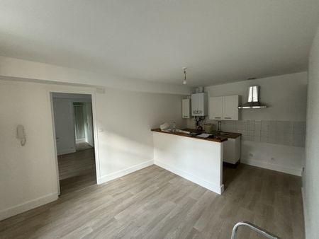 Location Appartement 2 pièces 65m² SABLE SUR SARTHE 72300 - Photo 2