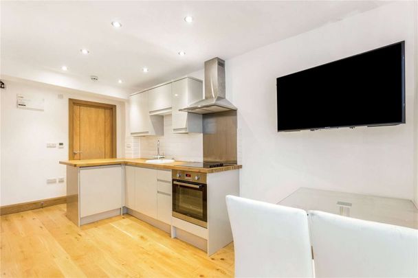 An immaculately presented one bedroom furnished apartment on the second floor, ideal for a single professional. - Photo 1