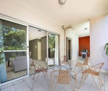 Ground Floor Full-Brick Apartment With Private Courtyard - Photo 4