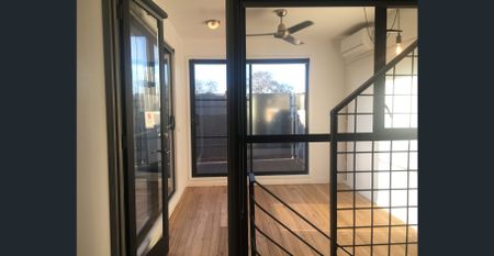 Huge 2 bed/2 bath plus study/library or extra living vertical house - Photo 2