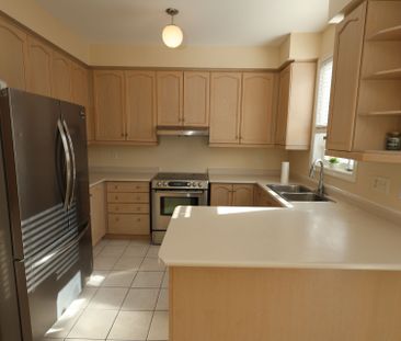 For Lease - 41 Chelton Dr Drive, Richmond Hill, Ontario - Photo 2