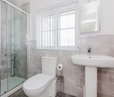 3 bedroom end of terrace house to rent - Photo 4