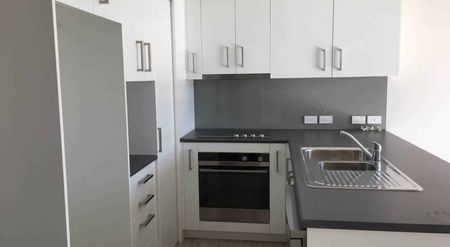 2 bedroom - lock up and leave - Photo 2