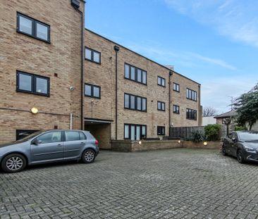 3 Bed flat with excelent transport links Room A - Photo 3