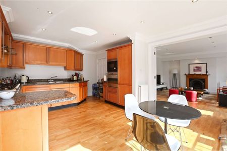 Wonderful 3 bedroom apartment on the second floor of an impressive period conversion, a short distance from Hampstead High Street. - Photo 5